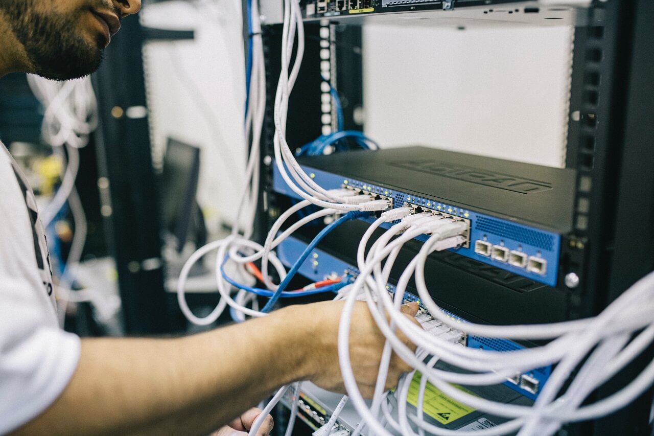 Data Center Field Engineer Cables